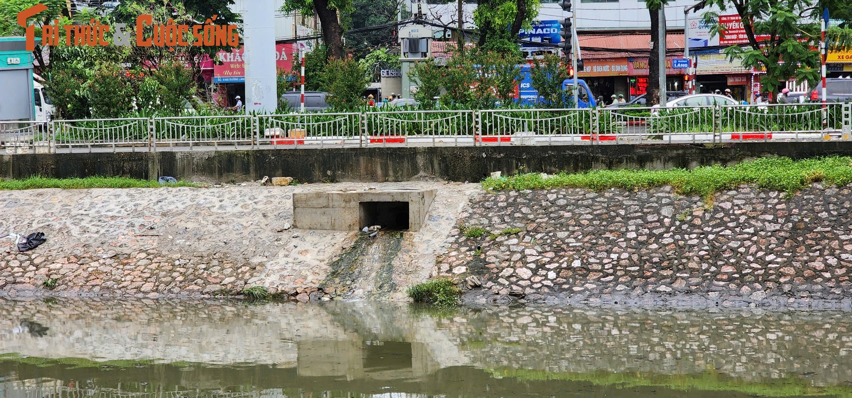 View -             Cận cảnh nước sông Tô Lịch dâng cao, bất ngờ đổi màu    