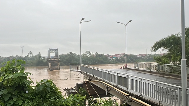 View -             Vụ sập cầu Phong Châu: Sáng 10-9 vẫn chưa thể tiến hành cứu hộ, cứu nạn do nước lũ dâng cao, chảy xiết    