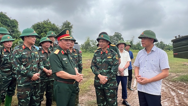             Vụ sập cầu Phong Châu: Cận cảnh hàng trăm quân nhân, phương tiện chuẩn bị bắc cầu phao qua sông Hồng    