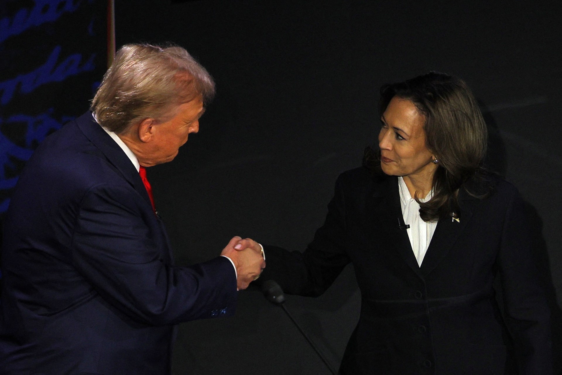 View -             Toàn cảnh cuộc tranh luận trực tiếp giữa ông Trump và bà Harris    