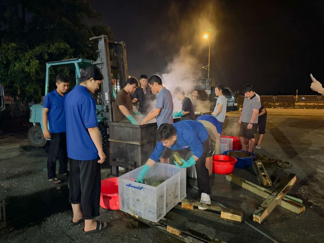             Nghệ An: Xuyên đêm nấu bánh gửi đồng bào vùng lũ miền Bắc    