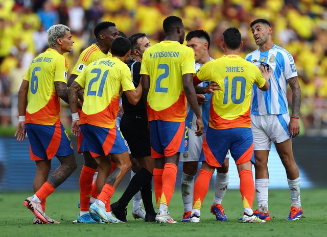 View -             Vắng Messi, Argentina gục ngã trước 'đòn thù' Colombia    