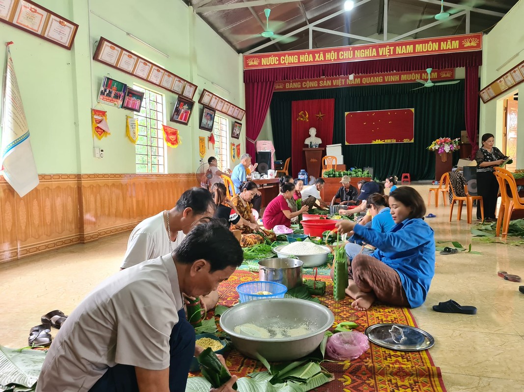 View -             Nghệ An: Xuyên đêm nấu bánh gửi đồng bào vùng lũ miền Bắc    