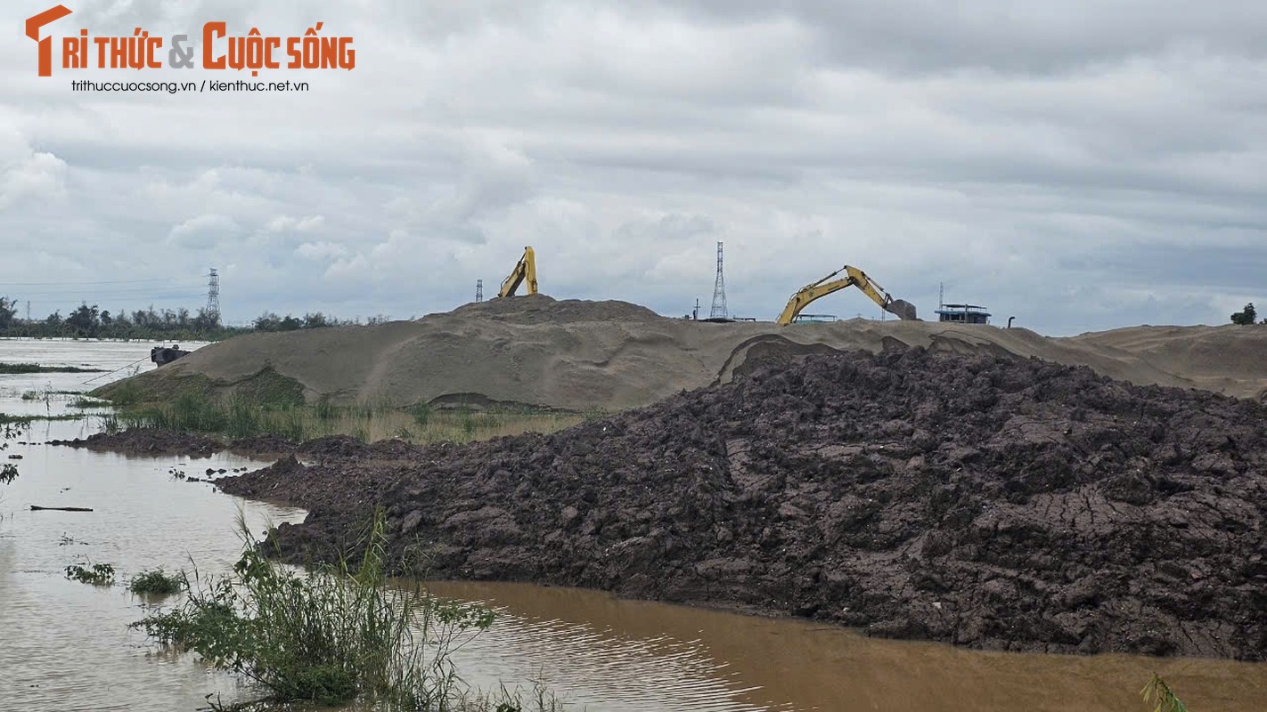 View -             Hải Dương: Báo động 2 sông Thái Bình, bến bãi chất tải ngổn ngang    