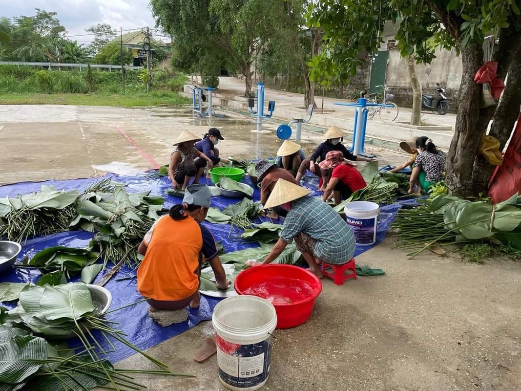             Nghệ An: Xuyên đêm nấu bánh gửi đồng bào vùng lũ miền Bắc    