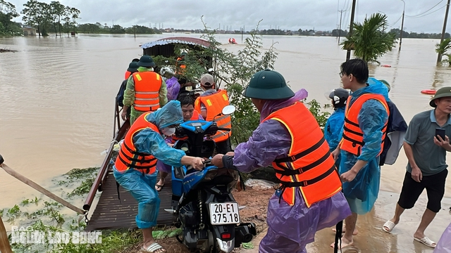 View -             VIDEO: Xuồng máy tiếp cận, giải cứu nhiều người già, trẻ em ở vùng 'tâm lũ' Thái Nguyên    