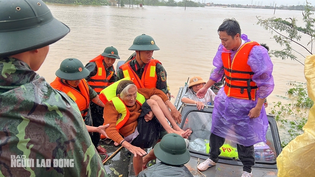             Ba ngày oằn mình chống lũ, giữ tài sản của người dân Thái Nguyên    