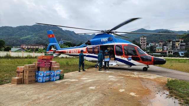 View -             VIDEO: Trực thăng chuyển hàng cứu trợ vùng lũ    