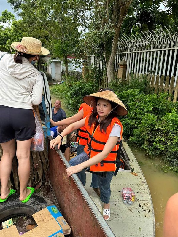 View -             Chân dung nữ diễn viên nổi tiếng đến tâm lũ hỗ trợ người dân    