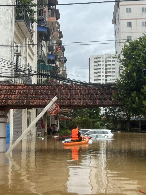 View -             Người dân vùng lũ tận dụng mọi phương tiện từ đạp vịt, chèo sup    