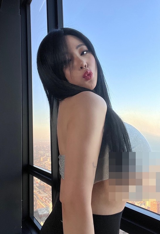 View -             Hot girl xăm trổ mặc hở táo bạo khoe vòng một 'nặng trĩu'    