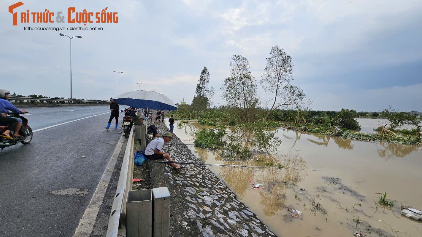 View -             Hải Dương: Người dân dựng xe, ngồi lan can ven QL5 câu cá    