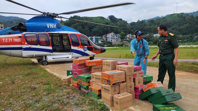 View -             VIDEO: Trực thăng chuyển hàng cứu trợ vùng lũ    