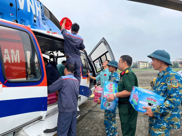             VIDEO: Trực thăng chuyển hàng cứu trợ vùng lũ    