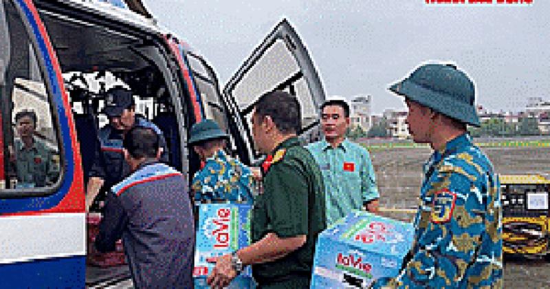             VIDEO: Trực thăng chuyển hàng cứu trợ vùng lũ    