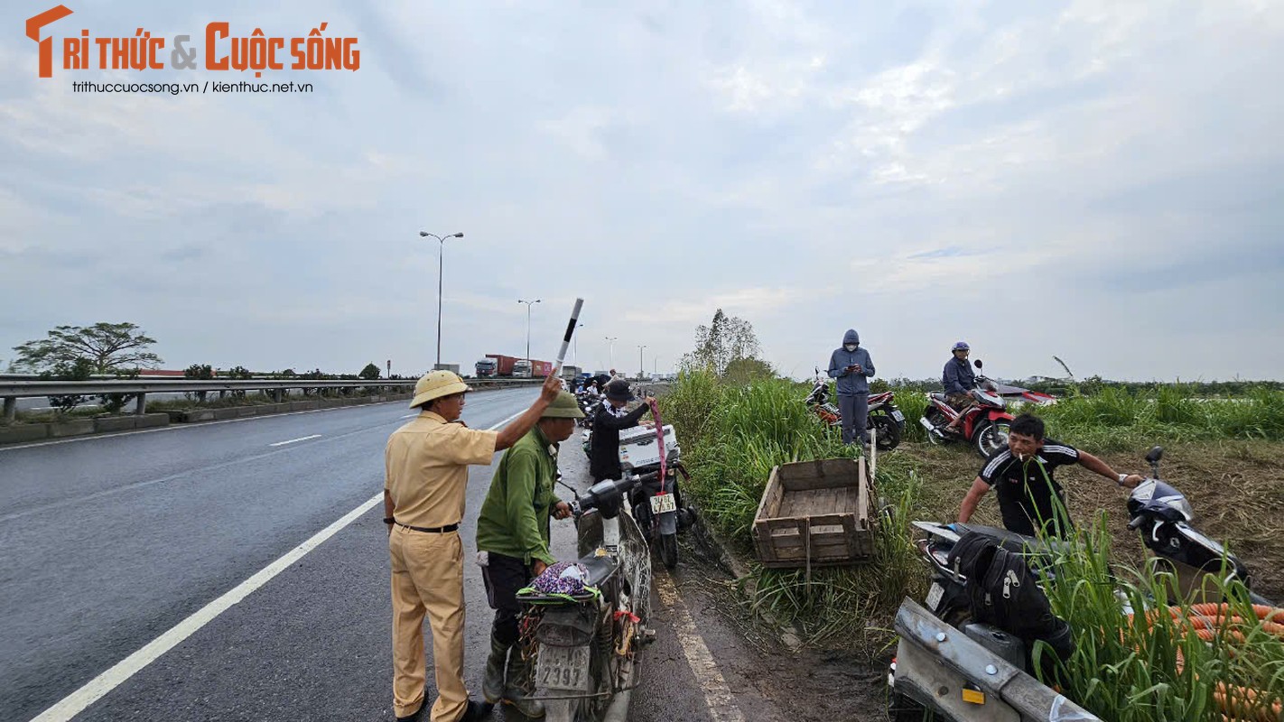 View -             Hải Dương: Người dân dựng xe, ngồi lan can ven QL5 câu cá    