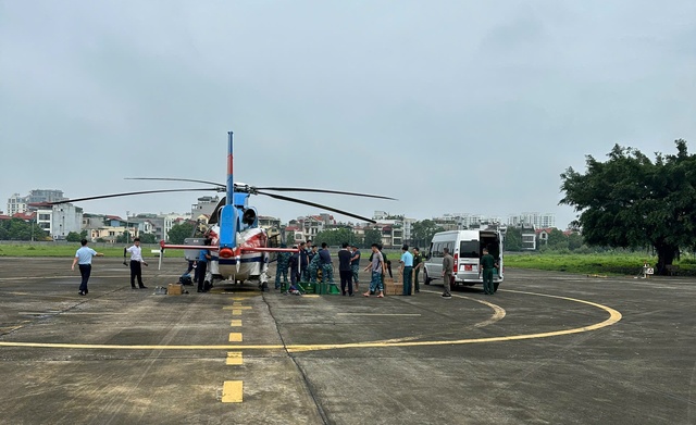             VIDEO: Trực thăng chuyển hàng cứu trợ vùng lũ    