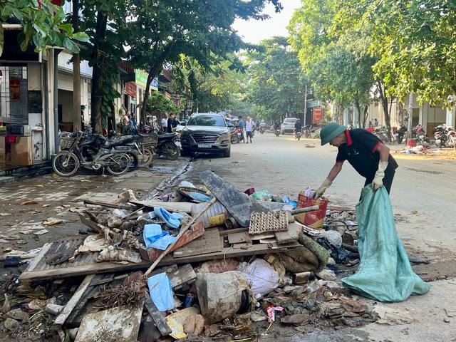 View -             Cận cảnh người dân Yên Bái dọn 'núi bùn đất', 'biển rác' khi lũ rút    