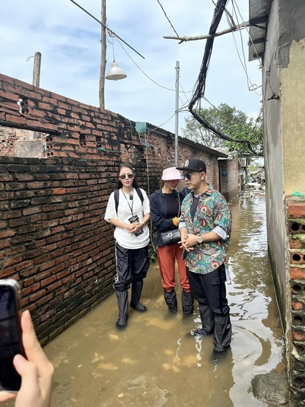 View -             Ưng Hoàng Phúc, Quế Vân gây tranh cãi khi đi từ thiện ở HN    