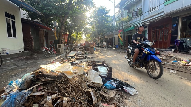             Cận cảnh người dân Yên Bái dọn 'núi bùn đất', 'biển rác' khi lũ rút    