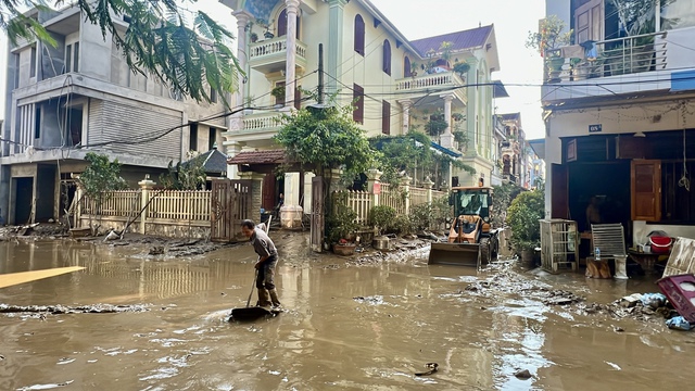 View -             Cận cảnh người dân Yên Bái dọn 'núi bùn đất', 'biển rác' khi lũ rút    