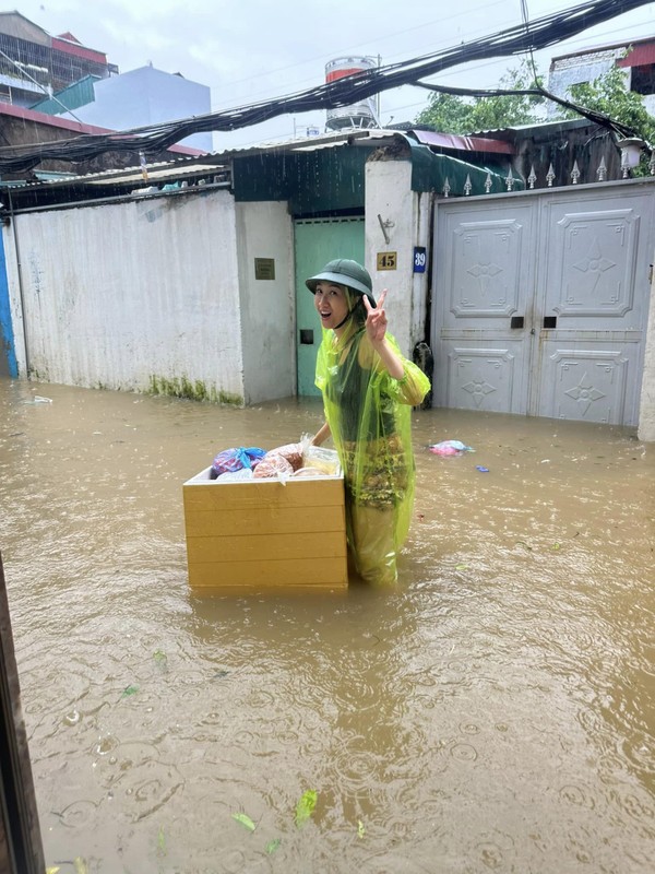             Thùy Anh hỗ trợ người dân, Lều Phương Anh đội mưa ở vùng lũ    