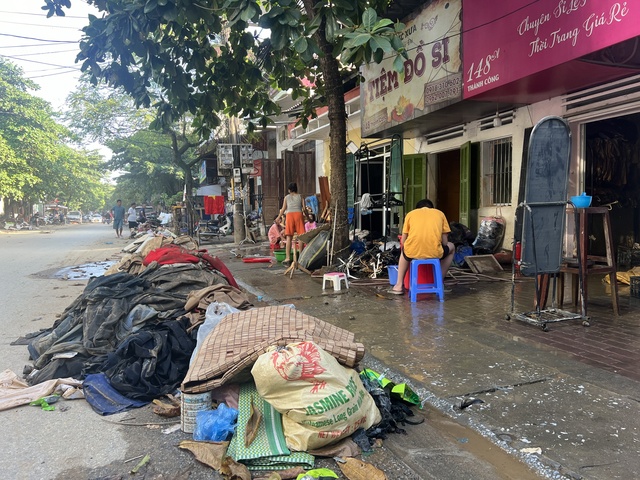 View -             Cận cảnh người dân Yên Bái dọn 'núi bùn đất', 'biển rác' khi lũ rút    