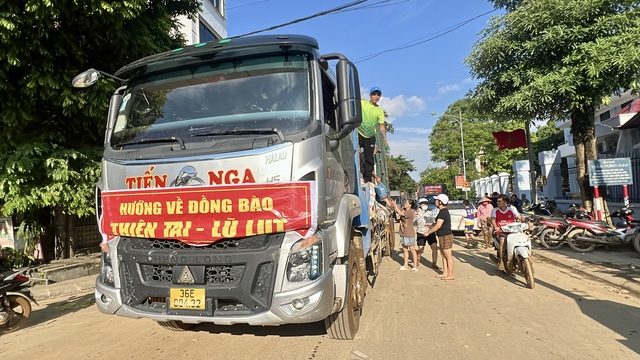 View -             Cận cảnh người dân Yên Bái dọn 'núi bùn đất', 'biển rác' khi lũ rút    