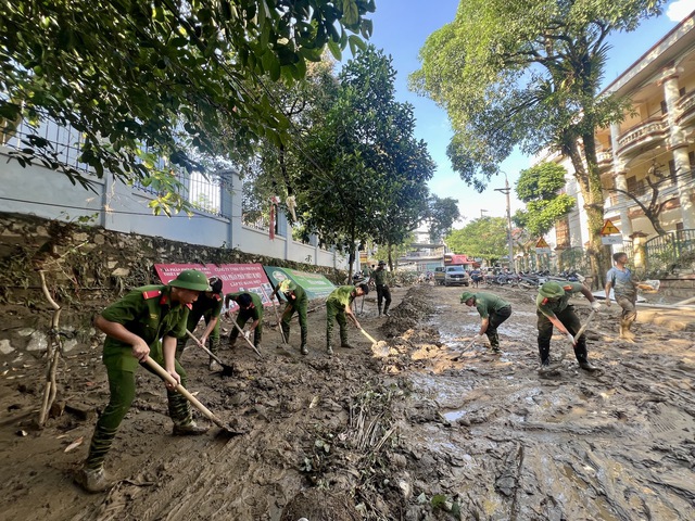 View -             Cận cảnh người dân Yên Bái dọn 'núi bùn đất', 'biển rác' khi lũ rút    