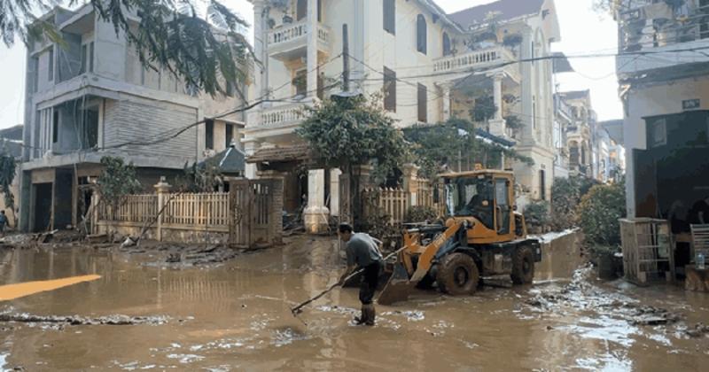             Cận cảnh người dân Yên Bái dọn 'núi bùn đất', 'biển rác' khi lũ rút    