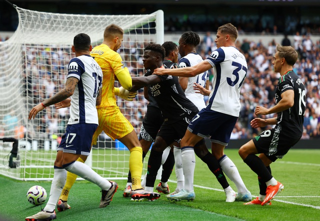 View -             Tottenham 'đá gấu' nhưng không cản được Arsenal    