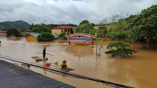 View -             Cô giáo Yên Bái lấm lem bùn đất ăn mì tôm sống dọn trường sau bão Yagi được ví như hoa hậu    