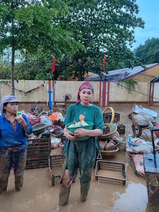 View -             Cô giáo Yên Bái lấm lem bùn đất ăn mì tôm sống dọn trường sau bão Yagi được ví như hoa hậu    