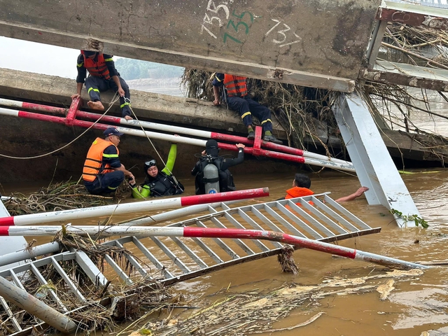             Vụ sập cầu Phong Châu: Phát hiện xe đầu kéo dưới sông nhưng không có người    