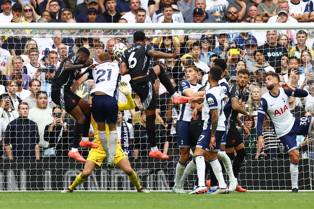 View -             Tottenham 'đá gấu' nhưng không cản được Arsenal    