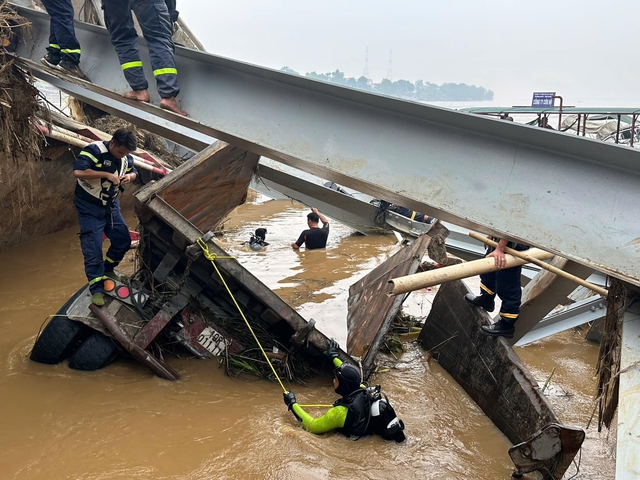 View -             Vụ sập cầu Phong Châu: Phát hiện xe đầu kéo dưới sông nhưng không có người    