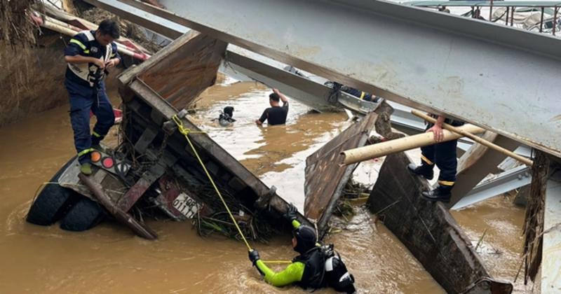             Vụ sập cầu Phong Châu: Phát hiện xe đầu kéo dưới sông nhưng không có người    