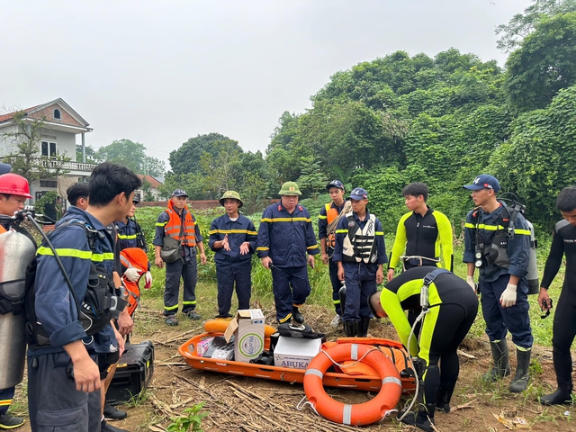 View -             Vụ sập cầu Phong Châu: Phát hiện xe đầu kéo dưới sông nhưng không có người    