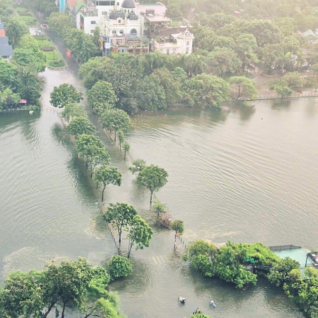 View -             Hà Nội: Nhiều tuyến phố ngập sâu sau mưa lớn, ùn tắc nghiêm trọng    