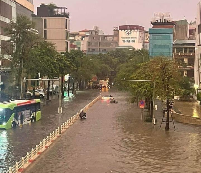 View -             Hà Nội: Nhiều tuyến phố ngập sâu sau mưa lớn, ùn tắc nghiêm trọng    