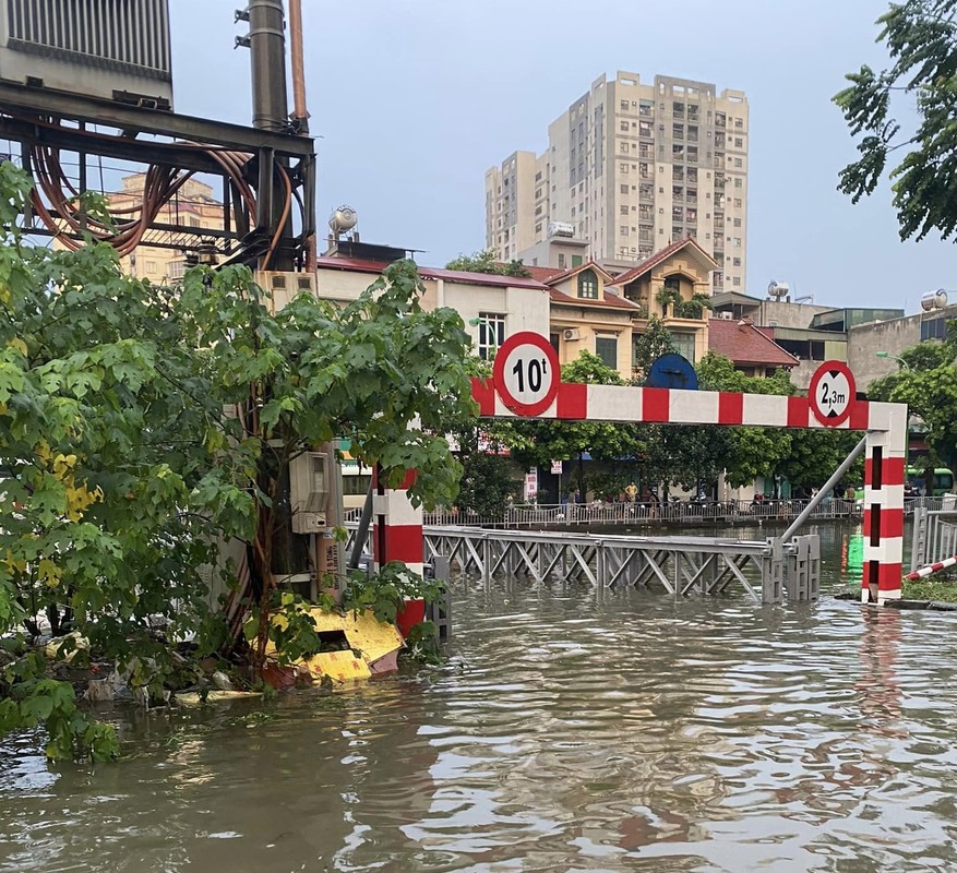 View -             Ngày làm việc đầu tuần, giao thông Hà Nội hỗn loạn vì ngập sâu    