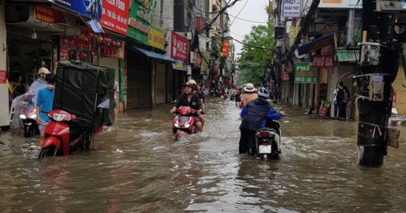 View -             Hà Nội: Nhiều tuyến phố ngập sâu sau mưa lớn, ùn tắc nghiêm trọng    