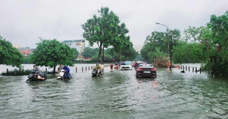 View -             Ngày làm việc đầu tuần, giao thông Hà Nội hỗn loạn vì ngập sâu    