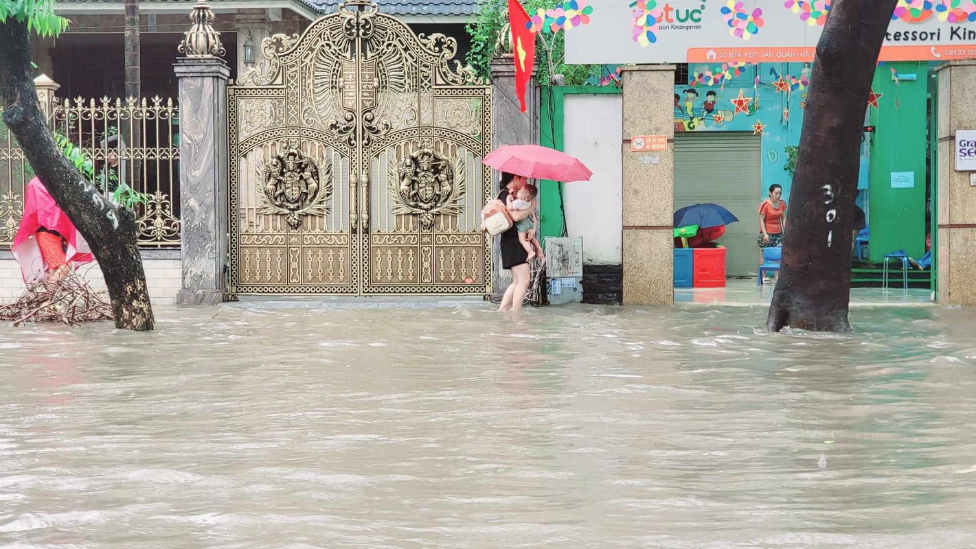 View -             Ngày làm việc đầu tuần, giao thông Hà Nội hỗn loạn vì ngập sâu    