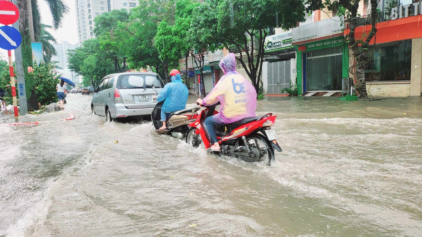             Ngày làm việc đầu tuần, giao thông Hà Nội hỗn loạn vì ngập sâu    