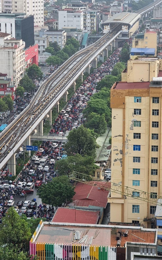 View -             Hà Nội: Nhiều tuyến phố ngập sâu sau mưa lớn, ùn tắc nghiêm trọng    