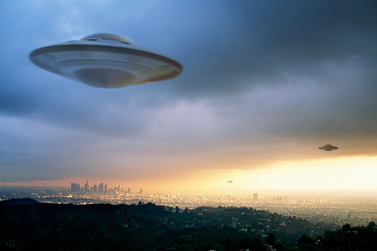 View -             Bí ẩn 62 học sinh chứng kiến một UFO hạ cánh gần trường    