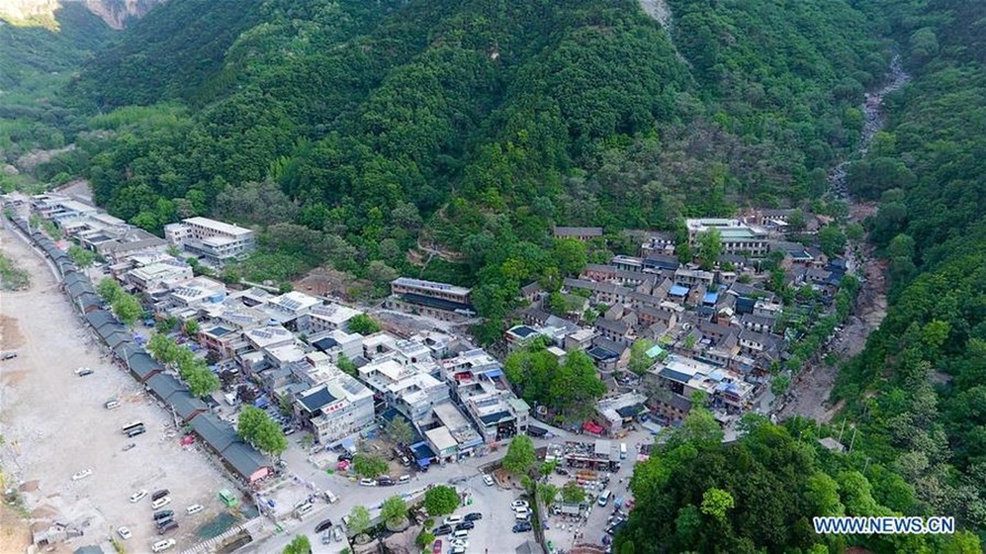 View -             Choáng ngợp ngôi làng cổ nằm chênh vênh trên đỉnh núi    