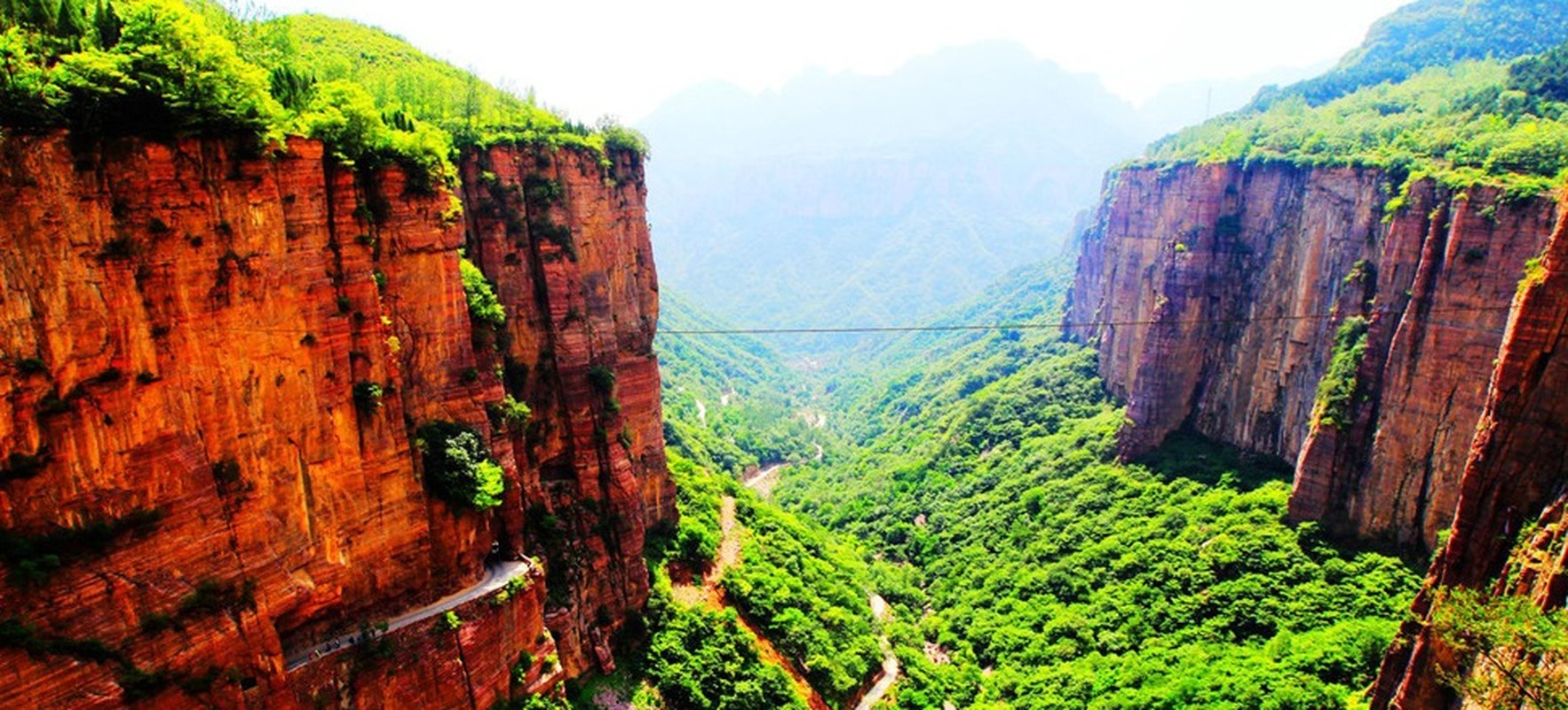 View -             Choáng ngợp ngôi làng cổ nằm chênh vênh trên đỉnh núi    