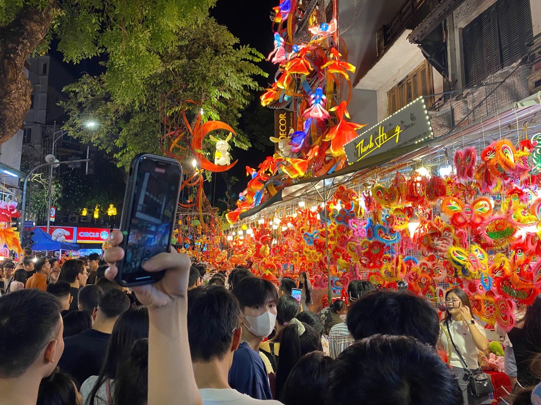 View -             Hàng Mã đông nghẹt, 1 mét vuông 20 người chụp ảnh    